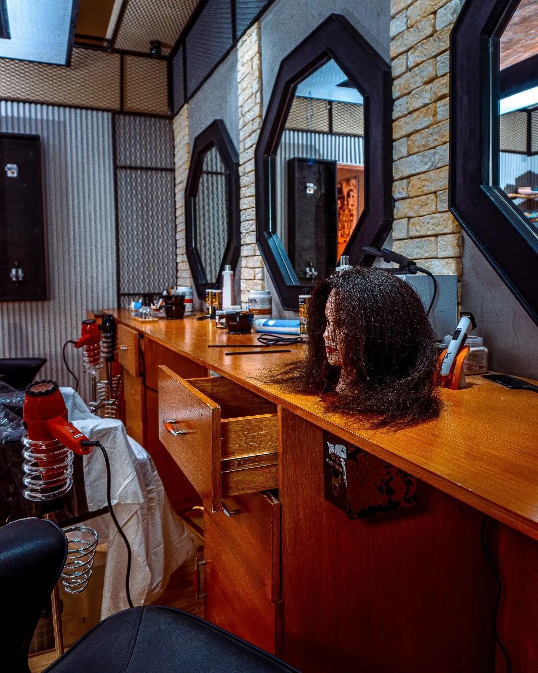 ديكور صالون تجميل من مصنع مبدع الفن