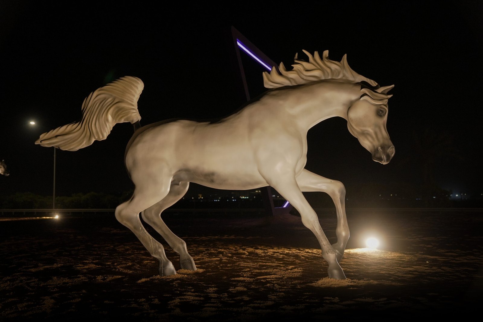 تركيب مجسمات خيل فنية في مدخل مدينة الجبيل