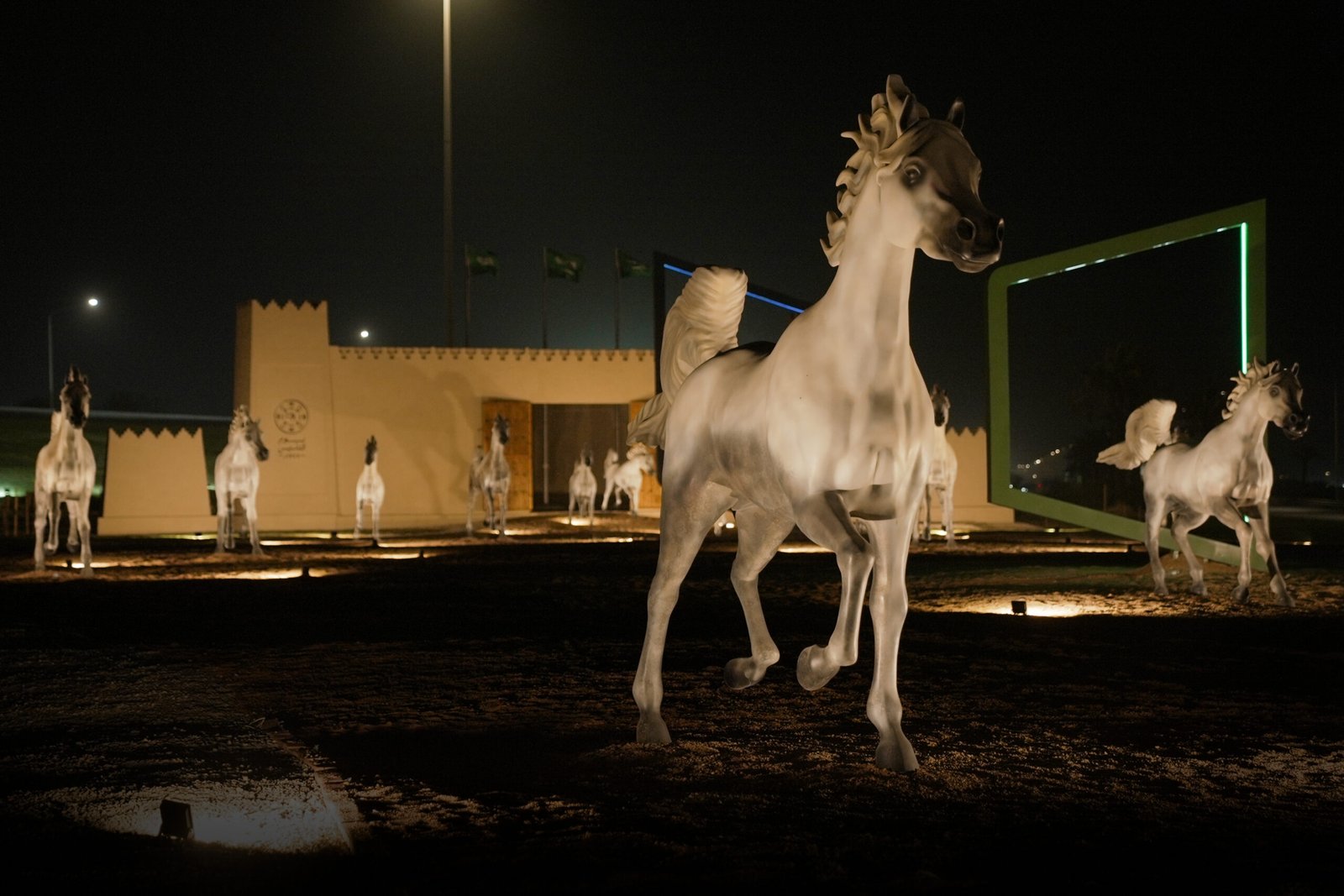 مجسمات خيل الجبيل عند البوابة الرئيسية