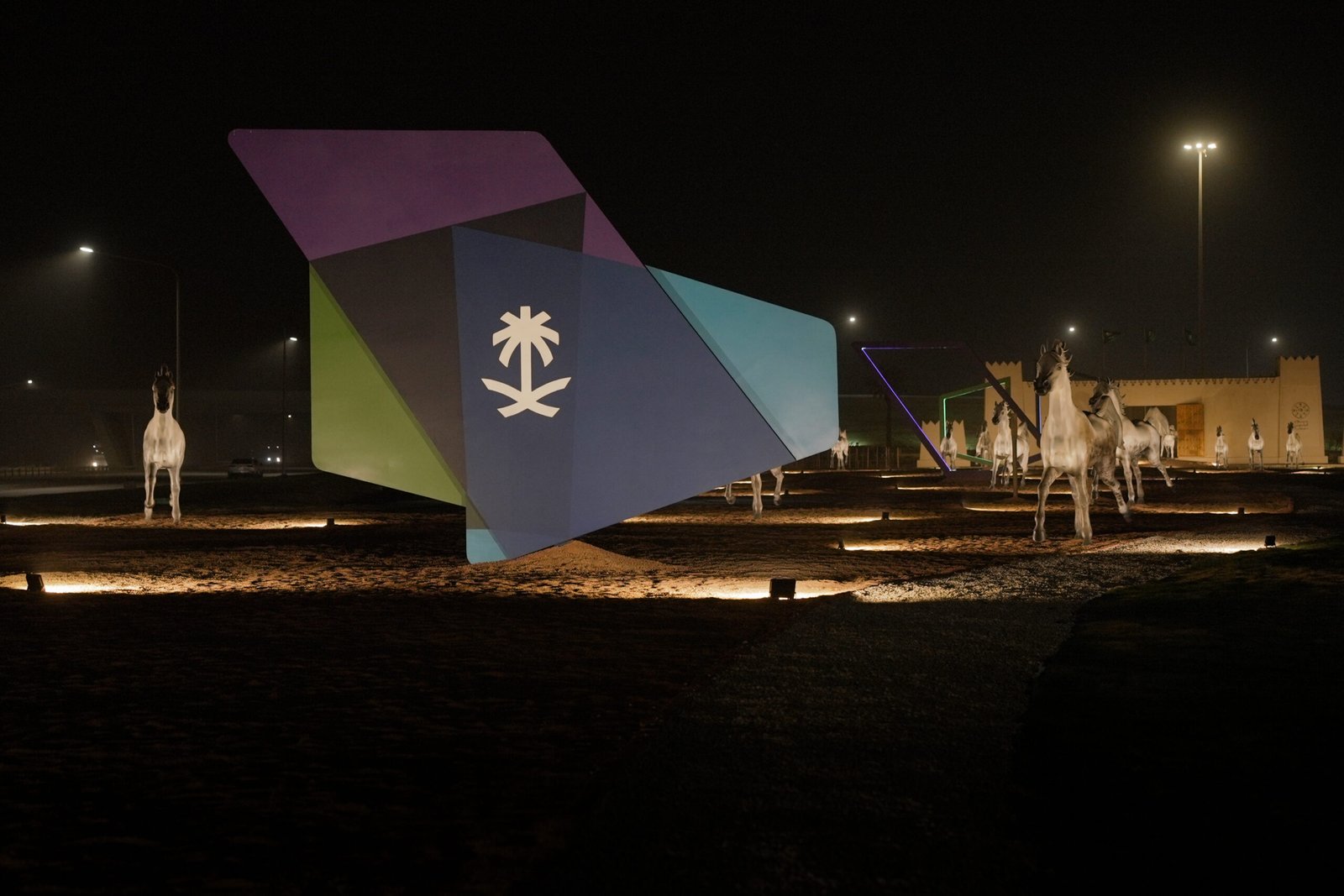 مجسم شعار الهيئة الملكية في مجسمات بوابة الجبيل