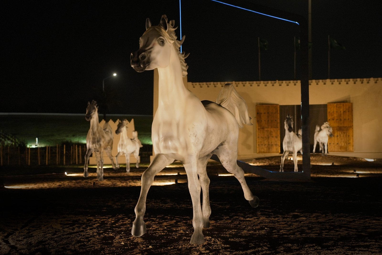 مجسمات حصان عند بوابة الجبيل من تنفيذ مصنع مبدع الفن، تعكس التراث والرؤية المستقبلية.